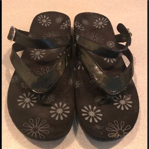☀️EUC☀️ Vionic Patent Thong Sandals Sz 6